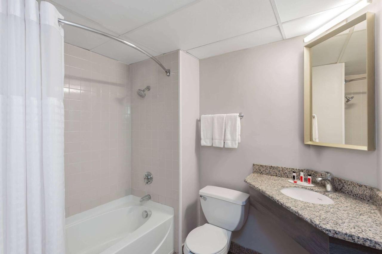 Ramada By Wyndham Hartford North - Bradley Airport Hotel Windsor Locks Exterior photo