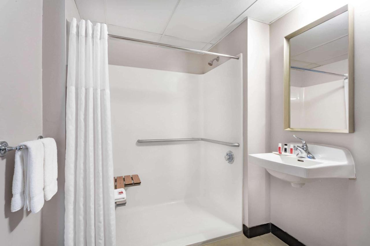 Ramada By Wyndham Hartford North - Bradley Airport Hotel Windsor Locks Exterior photo